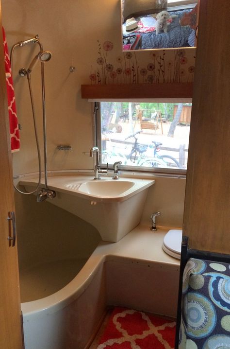 Safari Bathroom, Airstream Bathroom, School Bus Tiny House, Airstream Living, School Bus House, Motorhome Interior, Tenda Camping, Airstream Interior, Rv Bathroom