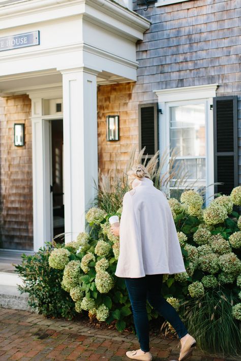 Nantucket Front Porch, Nantucket House Exterior, Nantucket Exterior, Nantucket Houses, Nantucket Gardens, Nantucket House, Nantucket Style Homes, Person Photography, Nantucket Home