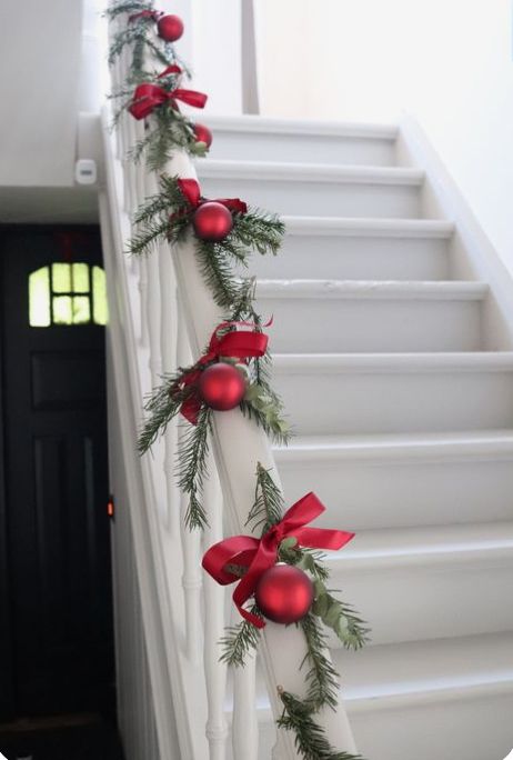 Stairrail Christmas Decorations, Christmas Decoration For Stairs, Christmas Decor Ideas Ceiling, Decorate Staircase For Christmas, Decorate Stairs For Christmas, Stairwell Christmas Decor, How To Decorate Stairs For Christmas, Christmas Decorations Windows, Stairway Christmas Decor