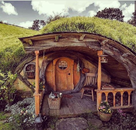 Hobbitt House~ Hobbit House Interior, Casa Do Hobbit, Earth Sheltered Homes, Casa Hobbit, Ecological House, Earth Sheltered, Unusual Homes, Cob House, Hobbit House