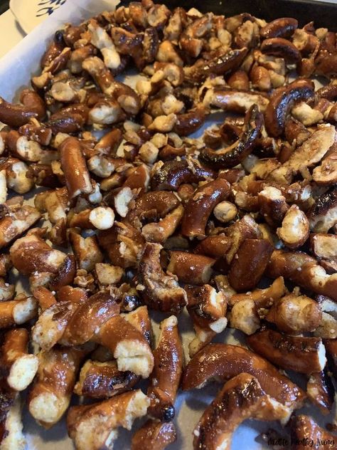 Garlic Onion Seasoned Pretzels are a quick and easy snack to make for any holiday get together or gifts!! Making gift baskets for our neighbors, teachers and friends at Christmas is one of my favorite things to do. I make small items throughout the month and store them until I am ready to create my baskets.I collect baskets all year long at thrift stores and yard sales in anticipation of the Christmas gift giving season. Gifts with a personal touch are always heart warming to give and… Pretzels Recipe Seasoned, Making Gift Baskets, Ranch Oyster Crackers, Friends At Christmas, Snack To Make, Seasoned Pretzels, Oyster Crackers, Pretzels Recipe, Snacks To Make