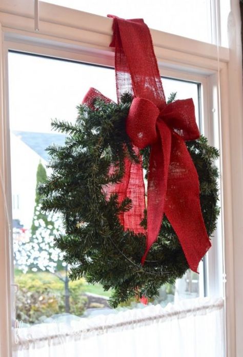 Christmas Wreaths In Windows, Wreaths In Windows, Windows Style, Bright Christmas Decorations, Christmas Wreaths For Windows, Easy Decor Ideas, Simple Decor Ideas, Holiday Decor Ideas, Simple Holiday Decor