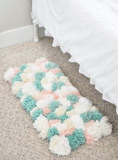 Diy Pom Pom Rug, Pompon Diy, Pom Pom Animals, Diy Pom Poms, Pom Pom Rug, Diy Pom Pom, How To Make A Pom Pom, Diy Yarn Crafts, Pom Pom Crafts