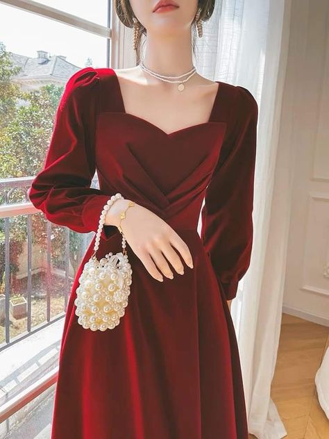 Christmas Outfits Classy, Christmas Attire For Women, Outfits For Females, Christmas Outfit Women, Women Christmas Outfits, Classy Wedding Guest Dresses, Aesthetic Valentines, Gaun Koktail, Xmas Outfit