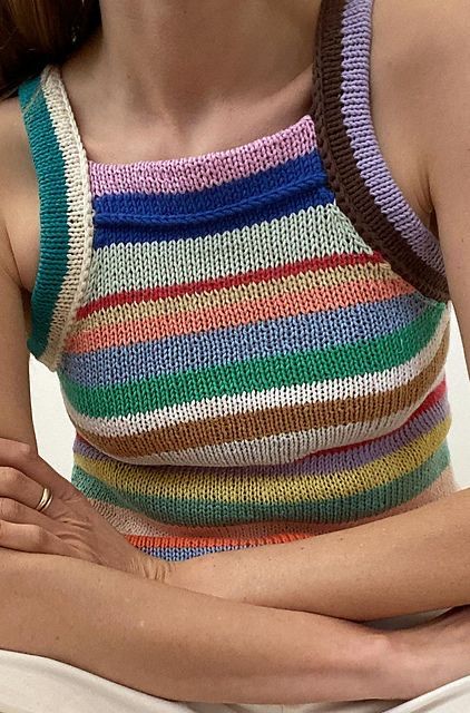 Knitting Patterns Tops Summer, Summer Knitted Tops Pattern, Knit Top Pattern, Crochet Top Summer, Diy Laine, Knit Top Patterns, Camila Morrone, Scrap Yarn, Mode Crochet