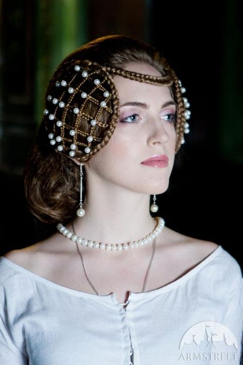 Historical Hairstyles, Medieval Hairstyles, Fair Outfits, Chemise Dress, Peinados Fáciles Para Cabello Corto, Medieval Dress, Medieval Clothing, Medieval Fashion, Historical Costume