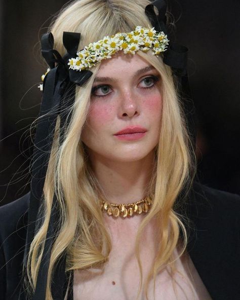 Elle Fanning Met Gala, Elle Fanning Hair, Amanda Lepore, Girls 21st, Small Talk, Someone New, Elle Fanning, Face Hair, Maquillaje De Ojos