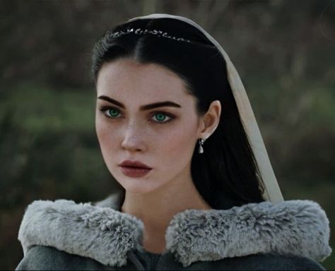 Black Hair Princess Aesthetic, Black Hair Character Inspiration, Green Eyes With Black Hair, Fantasy Hair Black, Black Hair Princess Art, Black Hair Pale Skin Aesthetic, Black Hair Character Art, Female Character Inspiration Black Hair, Pale Skin Black Hair