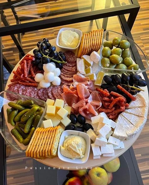 Amazing Food Platters, Snack Platter, Party Food Buffet, Catering Ideas Food, Charcuterie Inspiration, Cold Cuts, Party Food Platters, Charcuterie Recipes, Cheese Boards