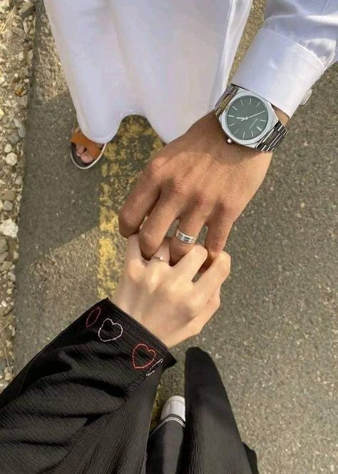 Photo Couple Aesthetic, Gift Basket Ideas For Couples, Couple Hands, Muslim Couple Photography, Hijabi Aesthetic, Cute Muslim Couples, My Kind Of Love, Muslimah Aesthetic, Gift Basket Ideas