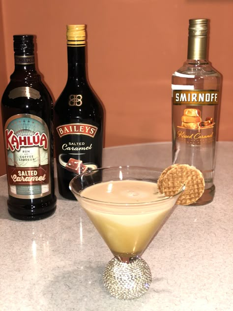 Salted Carmel Martini  1oz Salted Carmel Khalua, 1oz Salted Carmel Vodka, 2 1/2oz Carmel Baileys, splash of half and half. Mix well with ice. Drizzle caramel in glass and top with caramel cookie bite. Enjoy! Khalua Baileys Recipes, Pinnacle Vodka Recipes, Baileys Drinks Cocktails, Baileys Recipes Drinks, Baileys Drinks, Baileys Recipes, Vodka Recipes, Martini Recipe, Yummy Alcoholic Drinks