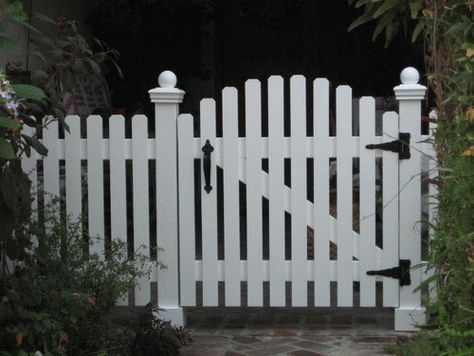 Picket Fence Gate, Picket Gate, Diy Bamboo, Garden Gate Design, Fence Plants, Yard Fence, Front Yard Fence, Cedar Fence, White Picket Fence