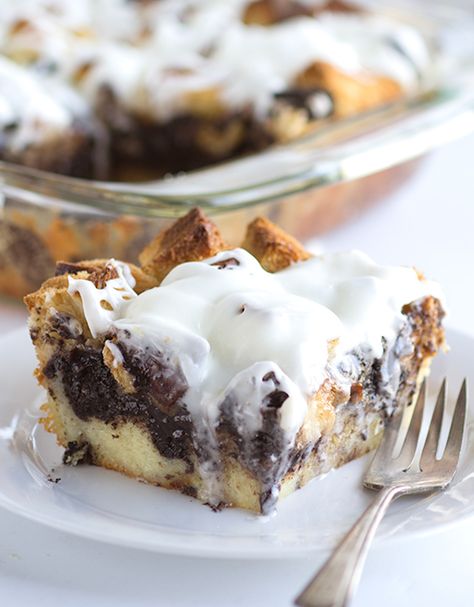 Cookies and Cream Bread Pudding - This makes the perfect dessert or breakfast. The cookies are soft and there's a delicious butter vanilla glaze slathered on top! Cream Bread, Creative Dessert Recipes, Sweet Roll Recipe, Butter Pudding, Pudding Cookies, Vanilla Glaze, Bread Pudding Recipe, Hilarious Stuff, Chocolate Sandwich