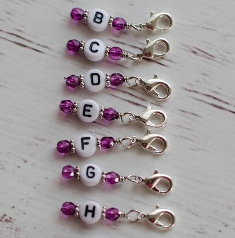 How to Make A Crochet Hook Marker Crochet Reference, Stitch Markers Diy, Crochet Hook Sizes Chart, Diy Crochet Hook, Diy Stitch, Diy Keychains, Crochet Hook Size, Diy Marker, Crochet Jewellery