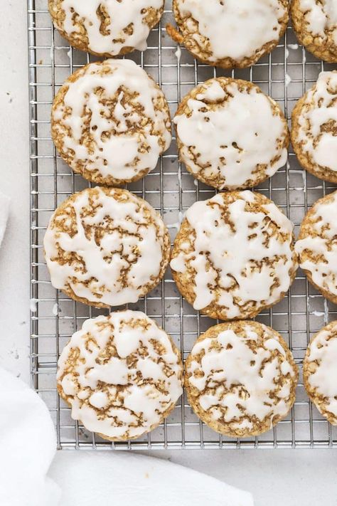 These gluten-free iced oatmeal cookies are made with brown butter, warm spices, and a simple sweet glaze. They're cookie perfection! / gluten free oatmeal cookies / gluten-free christmas cookies / gluten free holiday cookies / gluten free spice cookies / gluten free glazed oatmeal cookies / brown butter oatmeal cookies recipe / gluten free cookies with glaze / gluten free old fashioned iced oatmeal cookies / gluten free cinnamon cookies Oatmeal Cookies Gluten Free, Archway Cookies, Dairy Free Overnight Oats, Gluten Free Spices, Soft Oatmeal Cookies, Gluten Free Holiday Cookies, Jar Printable, Gluten Free Oatmeal Cookies, Gluten Free Christmas Cookies