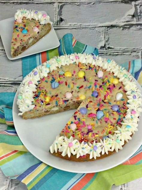 An Easter Cookie Cake with Cadbury Mini Eggs is the perfect Easter dessert. Mini Egg Recipes, Cadbury Mini Egg Cookies, Easter Egg Sugar Cookies, Easter Cookie Cake, Cadbury Mini Eggs, Cookie Cake Designs, Easter Egg Cake, Sugar Cookie Cakes, Inside Cake