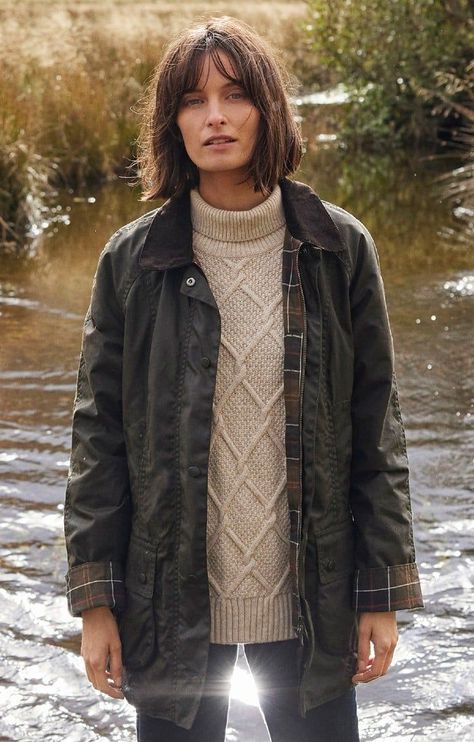 Barbour Beadnell Jacket Women Outfit, English Country Style Outfits Autumn, Country Jackets Women, Barbour Beadnell Outfit, British Clothing Style Women, Barbour Style Women Outfit, Barbour Coat Outfit, Barbour Wax Jacket Women Outfit, Barbour Women Outfit