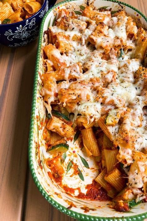 Looking for a delicious way to use up that summer zucchini from your garden? Try this easy summer zucchini pasta bake! It takes such a short amount of time to throw together and its cheesy goodness will make you crave this comforting dish on those busy weeknights. #SummerZucchiniPastaBake #SummerZucchini #ZucchiniPastaBake #PastaBake #PastaBakeRecipe #WeeknightDinnerRecipes #EasyRecipes #EasyaPastaRecipe #PastaRecipes #PastaDishes #PastaDinnerRecipes #Pasta #Zucchini #ZucchiniRecipes Zucchini Pasta Bake, Extra Zucchini, Veggie Pasta Bake, Healthy Pasta Bake, Pasta Bake Recipe, Pasta Varieties, Summer Zucchini, Ground Beef Pasta, Red Sauce Pasta