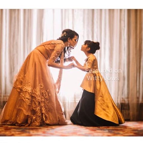 Bride With Nieces And Nephews, Wedding Cousins Photography, Bride And Niece Wedding Photos, Sister Photoshoot Poses Indian, Bridal Portraits Indian, Sister Wedding Pictures, Indian Wedding Photography Ideas, Mehendi Look, Indian Wedding Pictures