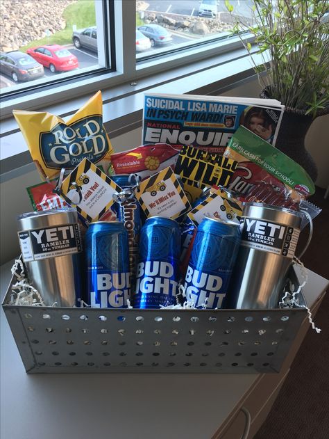 Beer Themed Gift Basket, Father Day Basket Ideas, Guy Gift Baskets, Beer Basket Ideas For Men, Father’s Day Gift Basket Ideas, Yeti Gift Basket Ideas, Yeti Gift Basket, Guy Gift Basket, Liquor Bags