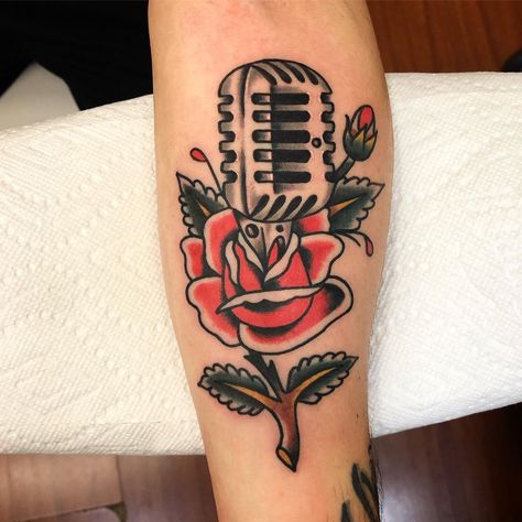 Rose microphone for Justin , thanks man ! #microphonetattoo #rosetattoo #trad #traditionaltattoo #traditionaltattoos #classictattoo… Old School Microphone, Mic Tattoo, Microphone Tattoo, Traditional Tattoo Drawings, Totem Tattoo, Classic Tattoo, Sleeves Ideas, New Tattoo, American Traditional