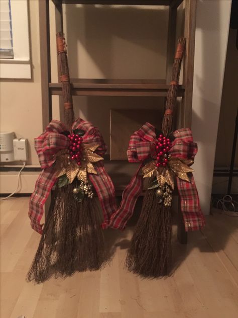 Christmas Broom Wreath, Christmas Brooms, Decorated Brooms, Cinnamon Broom Ideas, Cinnamon Broom Decor, Broom Decorations, Cinnamon Broom, Diy Christmas Deco, Happy Winter Solstice