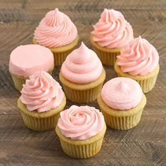 Fancy Cupcake Frosting, Cupcake And Frosting Combos, Birthday Cupcakes For Women Simple, Rose On Cupcake, How To Frosting Cupcakes, Best Cupcake Frosting Recipe For Piping, How To Ice Cupcakes Like A Pro, Tips For Icing Cupcakes, Easy Ways To Frost Cupcakes