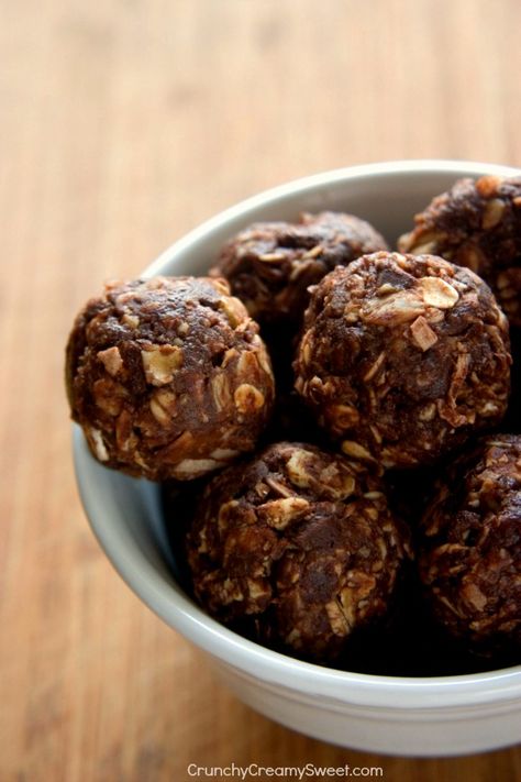 Mint Chocolate Energy Bites Chocolate Energy Bites, Snacks Chocolate, Peanut Butter Energy Bites, Energy Bites Recipes, Chocolate Pack, Energy Ball Recipe, Healthy Sweet Snacks, Recipes Snacks, Fitness Magazine