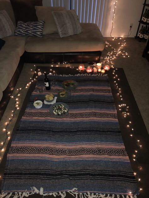 Inside picnic Dates Inside The House, Inside Picnic Ideas, Home Picnic Ideas Living Rooms, Picnic Inside House, Living Room Picnic Date, Inside Date Ideas, Inside Picnic Ideas Romantic, Indoors Picnic, Indoor Picnic Ideas