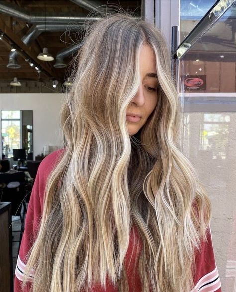 Blonde Highlighted Balayage, Slight Money Piece Hair, Balayage Beach Hair, Bronde Balyage Long Hair, Lived In Golden Blonde Balayage, Blonde Balayage Dark Eyebrows, Beach Hair Color Ideas, Light Brown Highlighted Hair, Bayalage Dirty Blonde