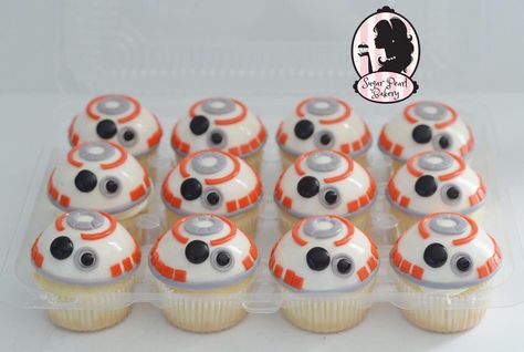 BB8 cupcakes. Starwars see more at www.facebook.com/sugarpearlbakery or www.sugarpearlbakery.com Bb8 Cupcakes, Bb8 Cake, Star Wars Dessert, Star Wars Cupcakes, Star Wars Food, Cupcakes Ideas, Star Wars Bb8, Cupcake Wars, Star Wars Cake