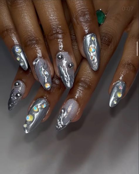 Alien Aesthetic Nails, Alien Theme Nails, Silver Nails Almond, Alien Nails Design, Alien Nails, Themed Nails, 2023 Nail, Alien Aesthetic, Nails Silver