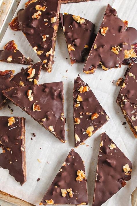 Indulge in the tiktok date bark, a healthy sweet treat that’s going viral for all the right reasons. This date peanut butter chocolate bark combines rich chocolate with creamy peanut butter and sweet dates, creating a snack that reminds me of a Snickers bar. Perfect for satisfying your sweet tooth with a healthier option, this viral date bark is a must-try for anyone who loves a good treat. Date Bark, Date Peanut Butter, Peanut Butter Chocolate Bark, Pretzel Bark, Healthy Peanut Butter Cups, Holiday Shoot, Snickers Bar, Recipe Tin, Chocolate Snacks