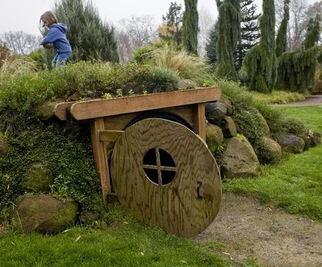 hobbit play house in children's garden in Oregon.. I wish I had one when I was a kid!!- thank god for Pinterest or I may have never found out that this garden is 45 miles from me. I think it's time for a little trip! :D Hobbit Architecture, Hobbit Bedroom, Hobbit Playhouse, Case Sotterranee, Fantasy Farm, Hobbit Houses, Oregon Garden, Earth Sheltered, Hobbit Hole