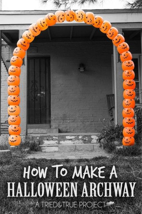 Check out this super easy way to make an impressive Halloween Pumpkin Archway! Halloween Archway Diy, Archway Diy, Pumpkin Archway, Halloween Archway, Minecraft Decoration, Halloween Diy Outdoor, Halloween Outside, Halloween Decorations Diy Outdoor, Plastic Pumpkins