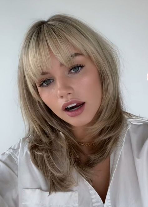 Shay Sullivan Bangs, Shay Sullivan Hair Bangs, 90s Haircut With Bangs, Front Fringe Hairstyles, Whispy Front Fringe, Mid Length Hair With Fringe, Shay Sullivan Hair, Collarbone Length Hairstyles, Collarbone Length Hair With Bangs