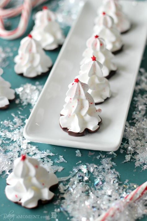 Meringue Christmas, Peppermint Meringue, Christmas Tree Baking, Peppermint Meringues, Jul Mad, Meringue Recipe, White Christmas Trees, Meringue Cookies, Christmas Cooking