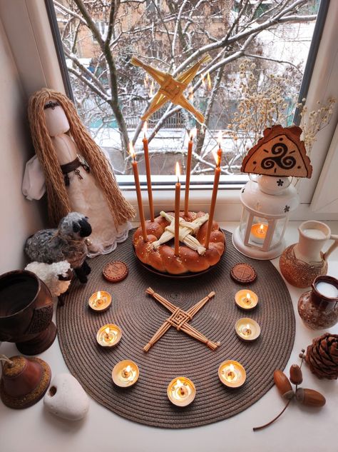 Imbolc Colors, Imbolc Altar Ideas, Pagan Altar Inspiration, Celtic Altar, Imbolc Decorations, Imbolc Brigid, Beltane Altar, Imbolc Altar, Witches Wheel