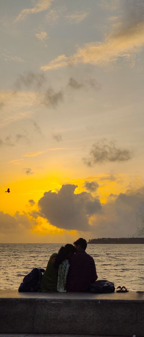 A couple on Marine drive. Sunset. Marine Drive Instagram Story, Mumbai Couple Photoshoot, Marine Drive Photo Poses, Juhu Beach Mumbai Night, Mumbai Trip, Marine Drive Mumbai, Couple Travel Photos, Marine Drive, Friends Pics