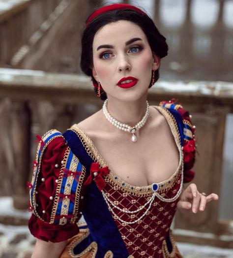 Colonial Dresses, Snow White Outfits, Snow White Cosplay, Emily J, Snow White Dresses, 20 Makeup, Emily Jane, Snow White Costume, White Costume