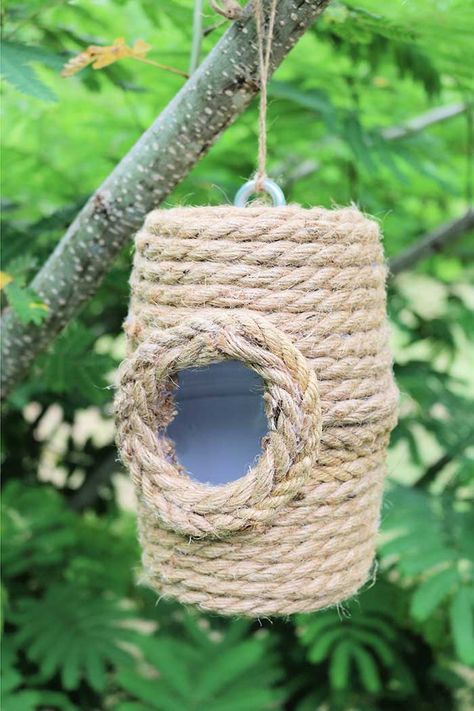 Birdhouse Out Of Recycled Materials, Easy Diy Birdhouse, How To Make A Bird House, Diy Birdhouse Easy, Birdhouse Diy, Birds Diy, Birdhouse Plans, Patriotic Garland, Make A Bird Feeder