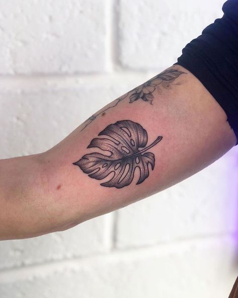 Monsters Leaf Tattoo, Big Leaf Tattoo, Plant Leaf Tattoo, Monstera Tattoos, Monstera Plant Tattoo, Monstera Leaf Tattoo, Leaf Tattoo Design, Tattoo Leaf, Monstera Tattoo