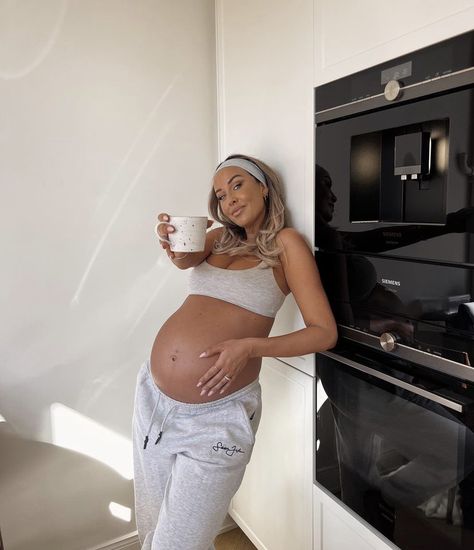 Cute Pregnancy Pictures, Abaya Outfit, Tammy Hembrow, Teen Pregnancy, Pretty Pregnant, Mommy Outfits, Moms Goals, Pregnant Couple, Future Mom