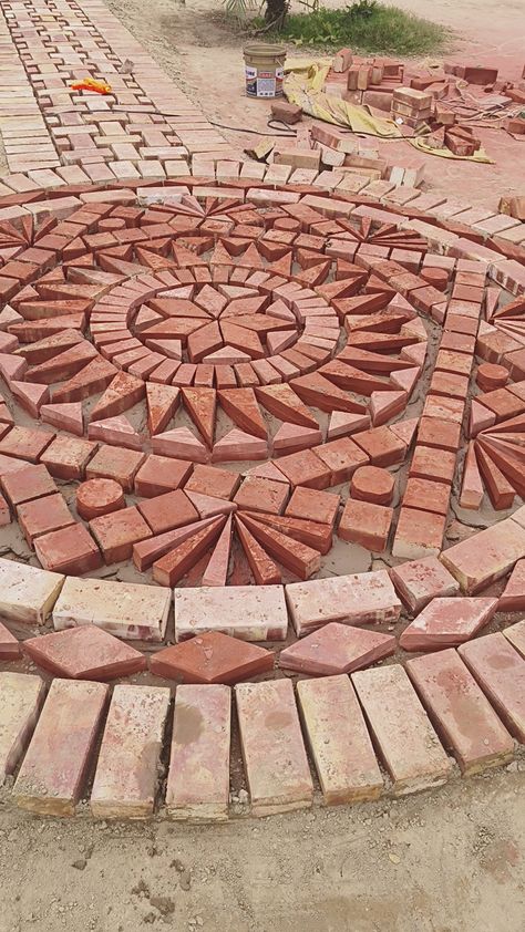 Concrete And Brick Walkway, Diy Brick Garden Wall, Garden Paving Ideas Inspiration, Brick Patio Ideas Backyards, Front Yard Walkway Ideas Entrance, Brick Pathway Ideas, Outdoor Mosaic Ideas, Maze Entrance, Yard Walkway Ideas