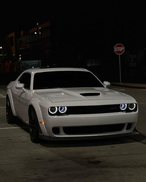 ماثيو ماكونهي, Dodge Challenger Hellcat, Dodge Challenger Srt Hellcat, Dodge Muscle Cars, Dodge Challenger Srt, Pahlawan Super, Street Racing Cars, Fancy Cars, Classy Cars