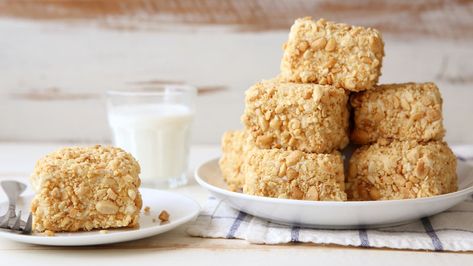 These cake squares are light, fluffy and topped with a chopped peanut frosted coating that makes them irresistible. Peanut Squares Recipe, Peanut Squares, Peanut Cake, Mocha Cake, Betty Crocker Recipes, Square Recipes, Recipe Cake, Cake Bars, Cake Cover