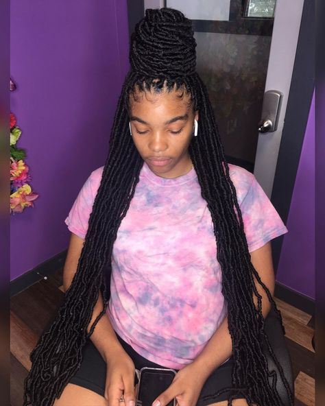 #fauxlocs #fakelocks #hairstyles #hairinspo #blackhair #latesthairstyles #latestbraidstyles #halibeauty #halibeautie #ideecoiffure #trendybraids Long Faux Locs, Locks Braids, Soft Locks, Locs Ideas, Havana Twist Braids, Distressed Locs, Minimalist Hair Accessories, Hairstyle Braids, Parting Hair