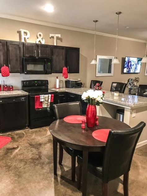 Cocina con comedor incluido Red Black Kitchen Decor Ideas, Decorating Apartment, Red Kitchen Decor, First Apartment Decorating, Red Kitchen, Apartment Kitchen, Living Room Decor Apartment, Apartment Living Room, Kitchen Style