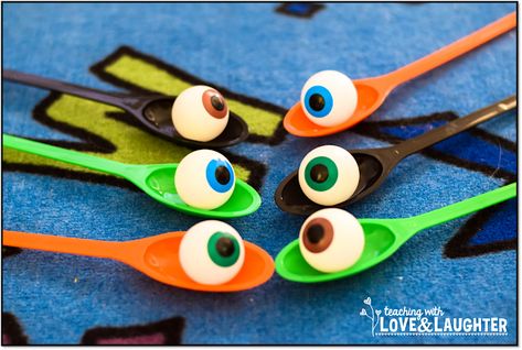 Teaching With Love and Laughter: Halloween Party Ideas From Oriental Trading Halloween Games For Kids Party, Games For Kids Party, Disfarces Halloween, Veselý Halloween, Classroom Halloween, Fun Halloween Party Games, Halloween Party Activities, Classroom Halloween Party, Halloween Class Party