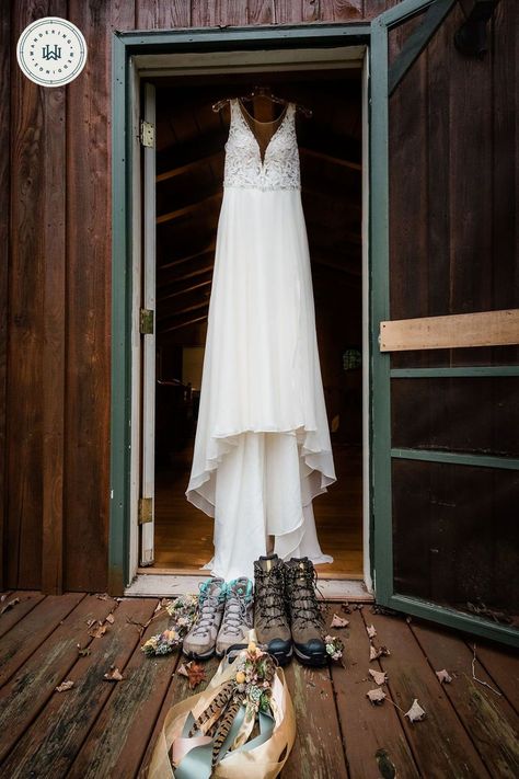 This West Virginia elopement at New River Gorge National Park included hiking, rock climbing and scenic views. The bride and groom celebrated with an intimate wedding with close family and friends. Photo by MAKE/Adventure Stories Photography. Rock Climber Wedding, Climbing Wedding, Hiking Wedding Photos, Rock Climbing Wedding Cake, Rock Climbing Engagement Photos, Rock Climbing Wedding Photos, Rock Climbing Wedding, Virginia Elopement, Long Engagement